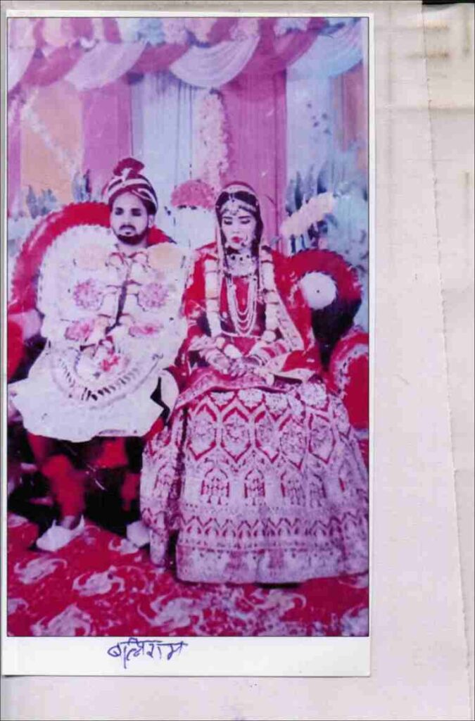 विवाह होने सम्बन्धी (वर-वधु) का फोटोग्राफ जो कि श्रमिक द्वारा प्रमाणित